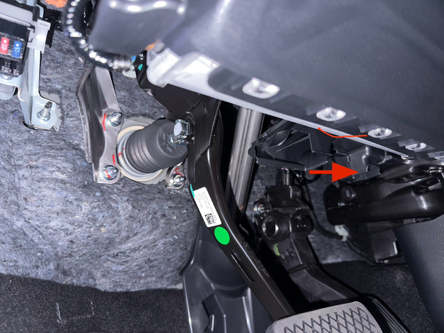 11代雅阁刹车上部零件松垮垮11代雅阁开了一个星期，经常在换踩刹车时，鞋子挂着