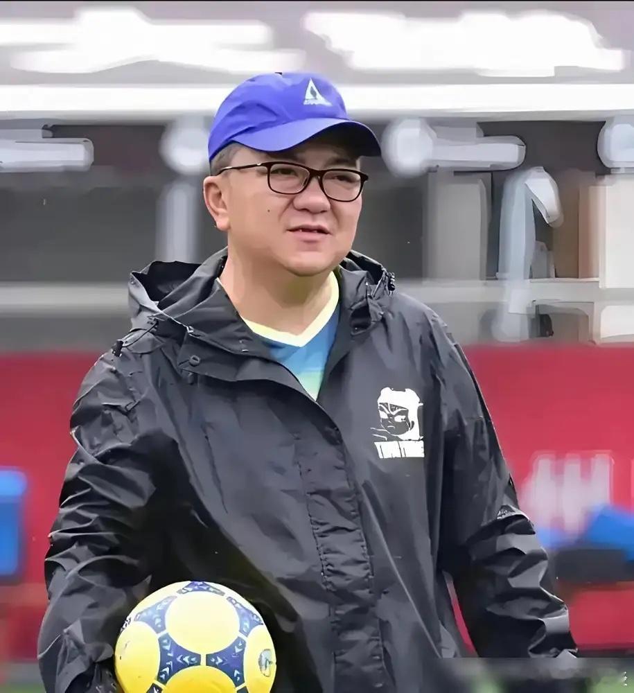 刚看了U15那球，我真是气笑了。足协说董路的青训模式不错，转头就把人晾一边，自