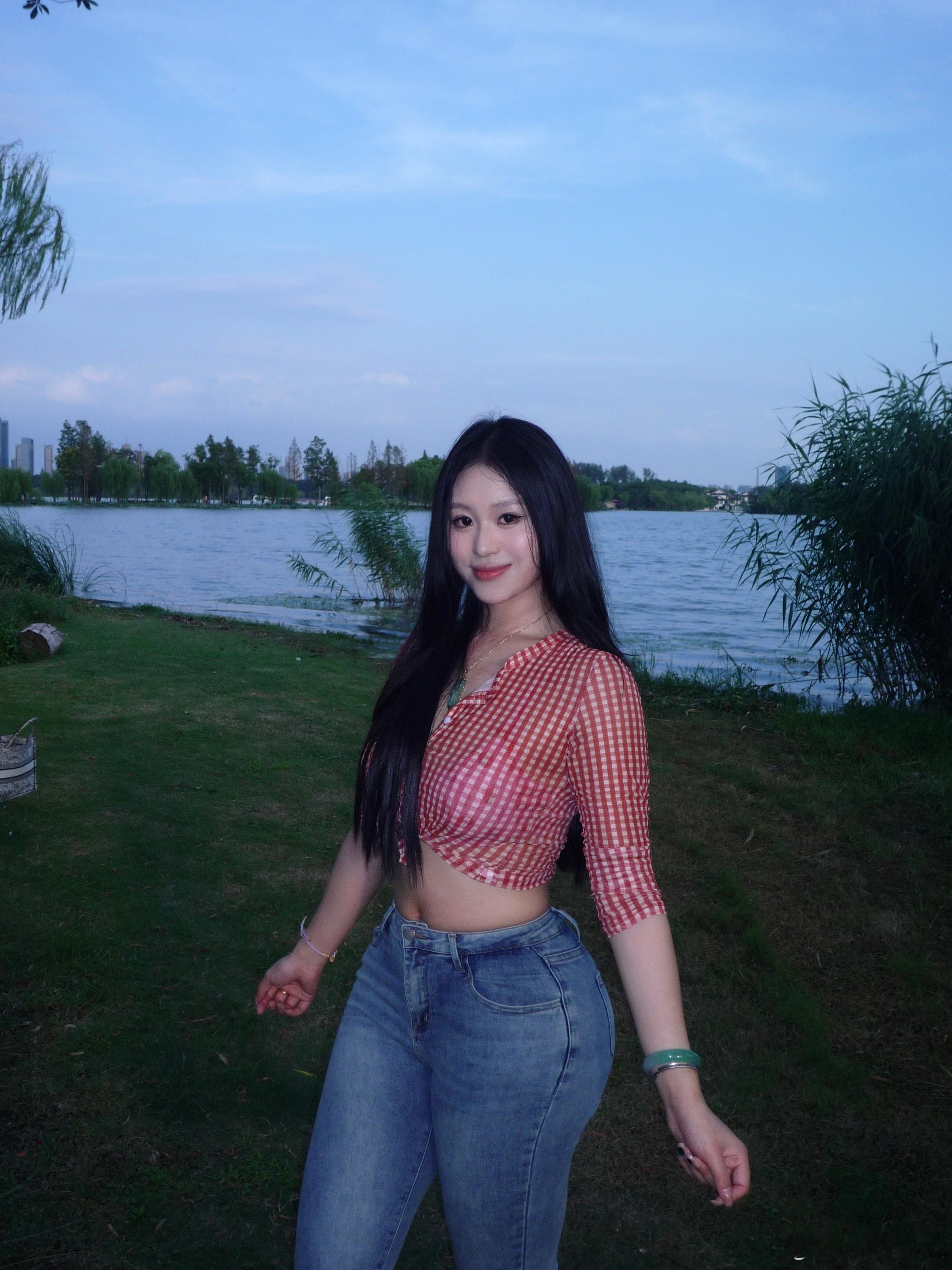 是谁带着美照走来了[吐舌头眯眼睛笑]​​​