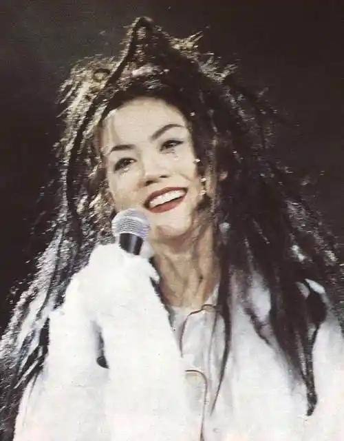 李冰冰说：我以前学广东话，都是听王菲的粤语歌跟着学。冯德伦大为不解：你学王菲说