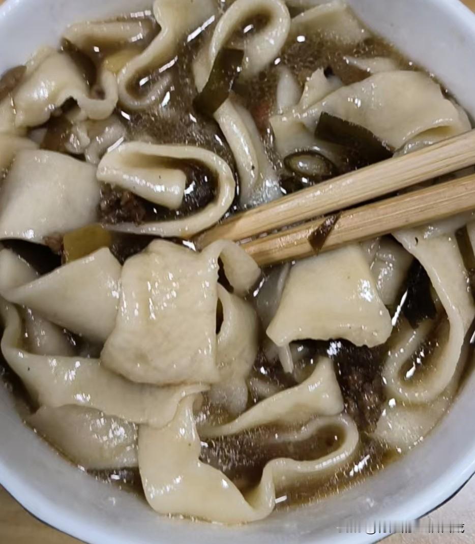 今天午饭——搁锅面，因为老板孩子在，所以增加了一个鱼香肉丝[爱心]。面里没有
