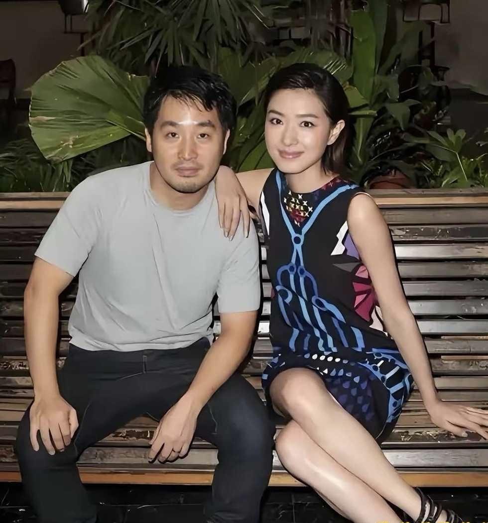 万茜长得漂亮，演技又好，她与老公徐洪涛低调结婚都九年了。徐洪涛是圈外人，能娶