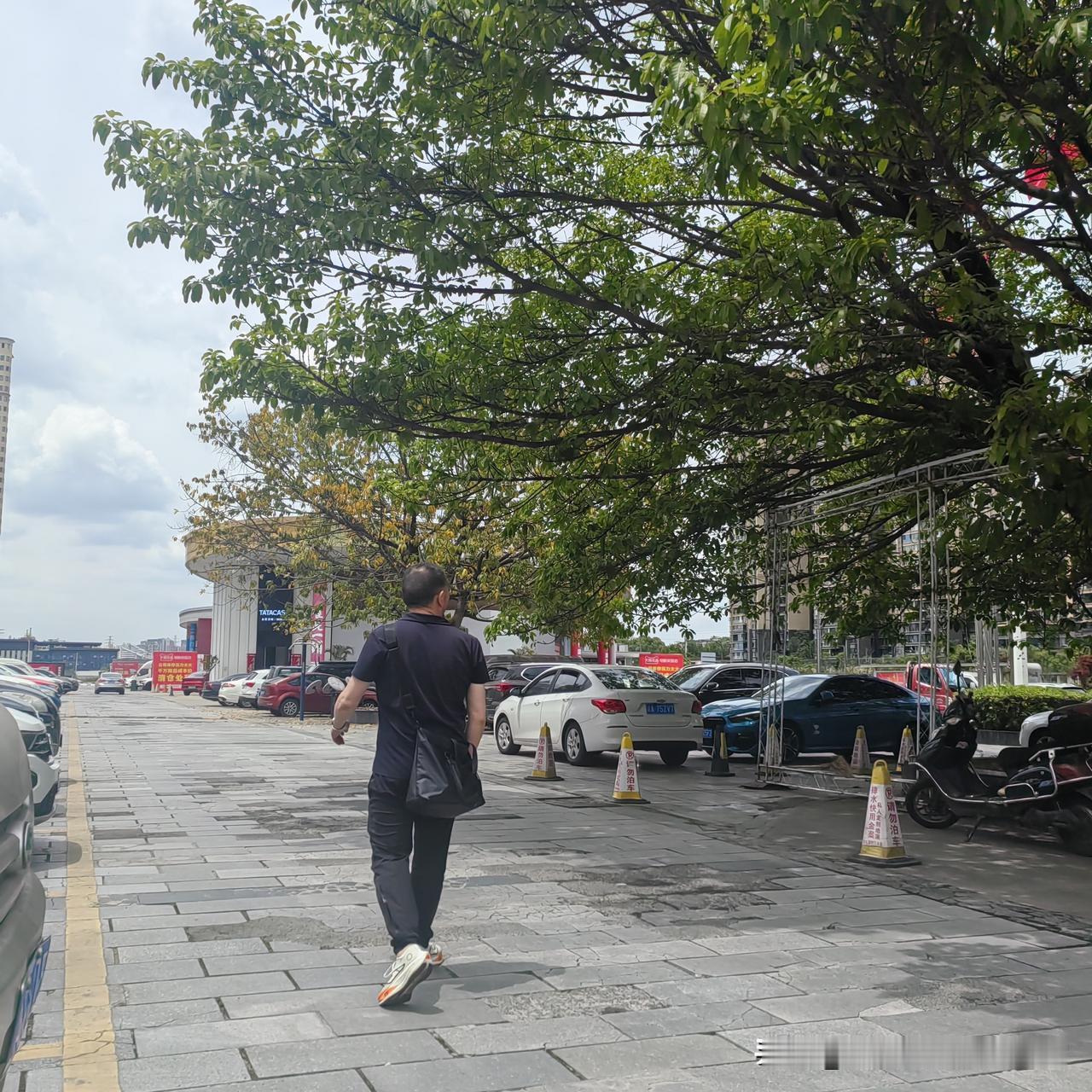 老公今天去审车，没想到开了21年的老车，一次性就通过检测。不过这些年审车，老