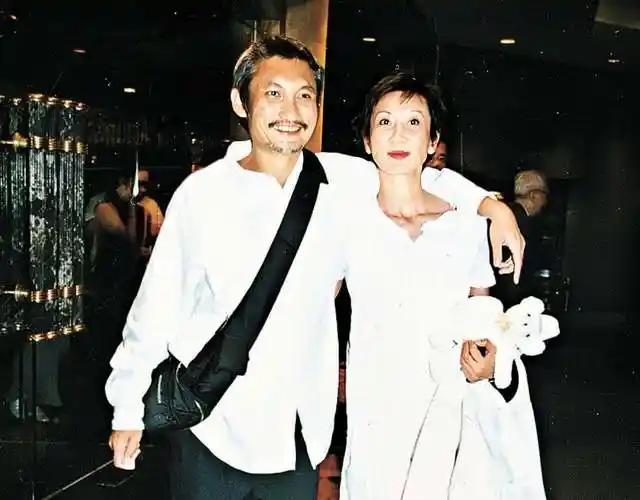 1996年，45岁的施南生终于如愿嫁给徐克，这一天她等了18年，婚礼现场所有人都