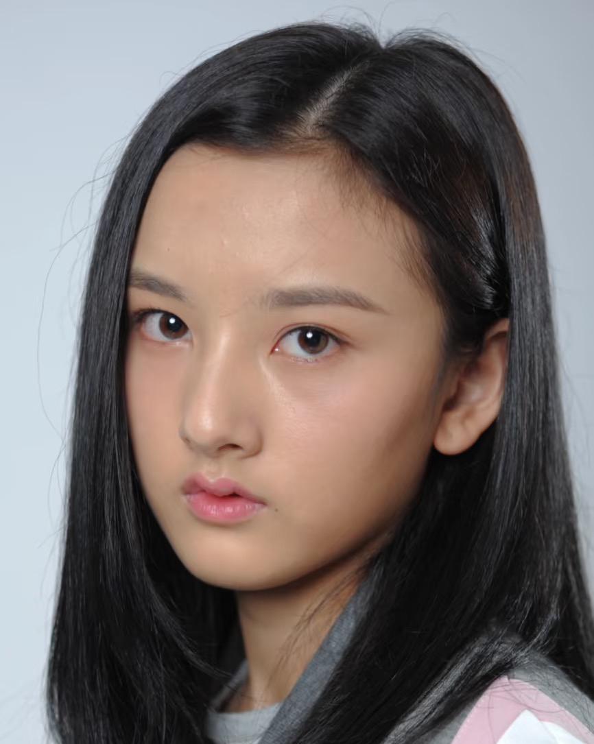 宋祝儿生图。小姑娘还是嫩，折腰妆造比较成功，不然就像顶着小孩脸的古偶恋爱剧会让人