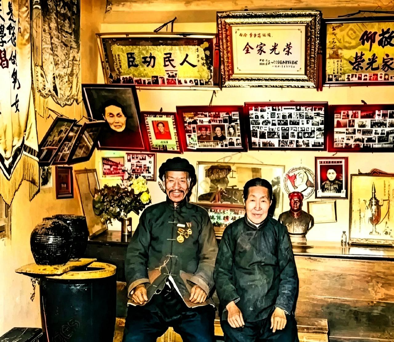 老照片里，董存瑞的父亲董全忠和母亲孙珍并排坐着。背景那面墙太震撼了，全是“人民功