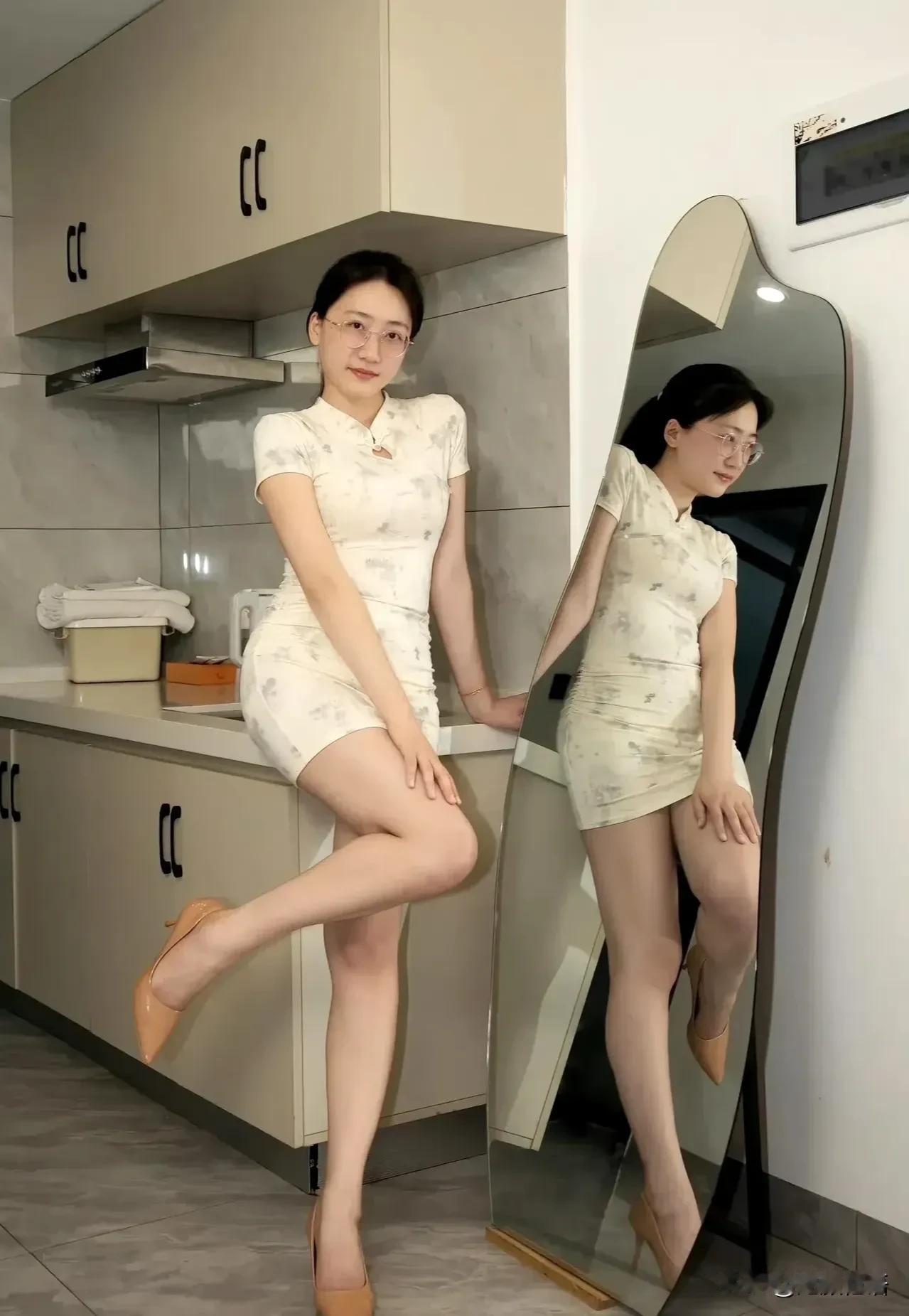 优雅旗袍秀，镜中人影美如画