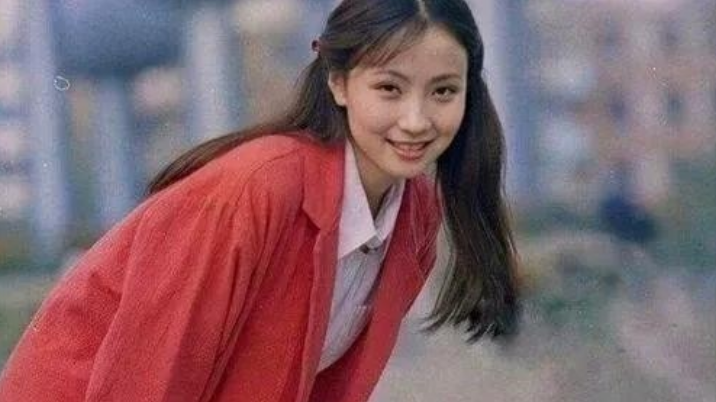 当年，陶虹的父亲生了重病，她拿着父亲的10万积蓄一共凑齐100万，在北京四环买了