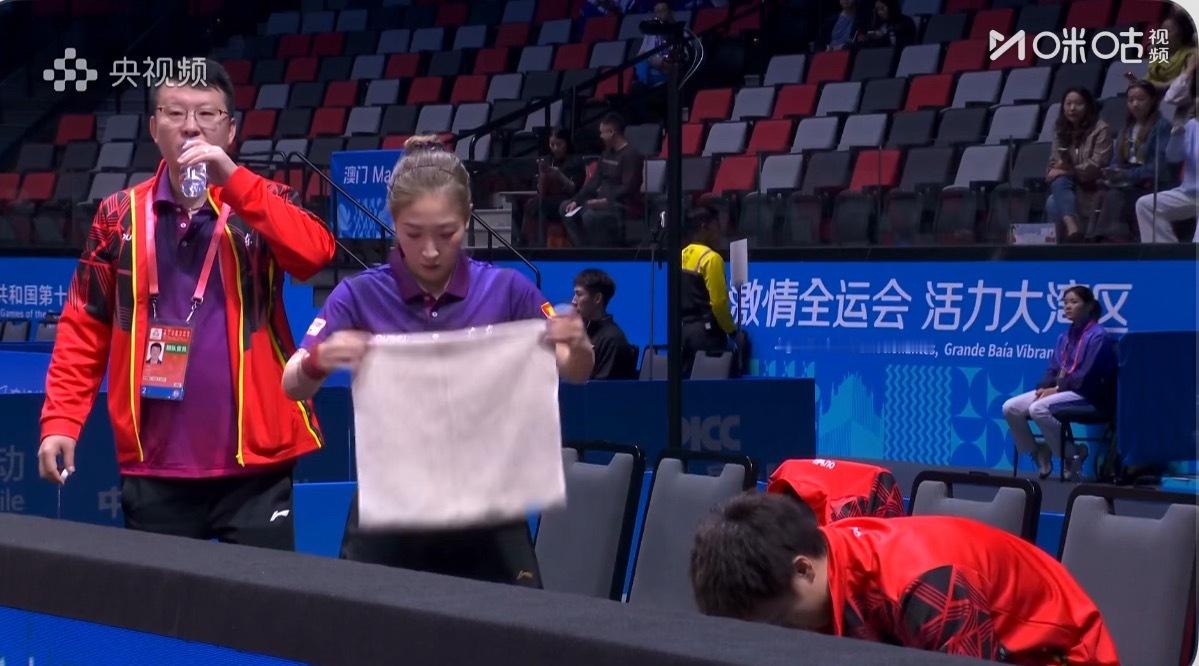 诗远来了我们连衣服都和去年一样