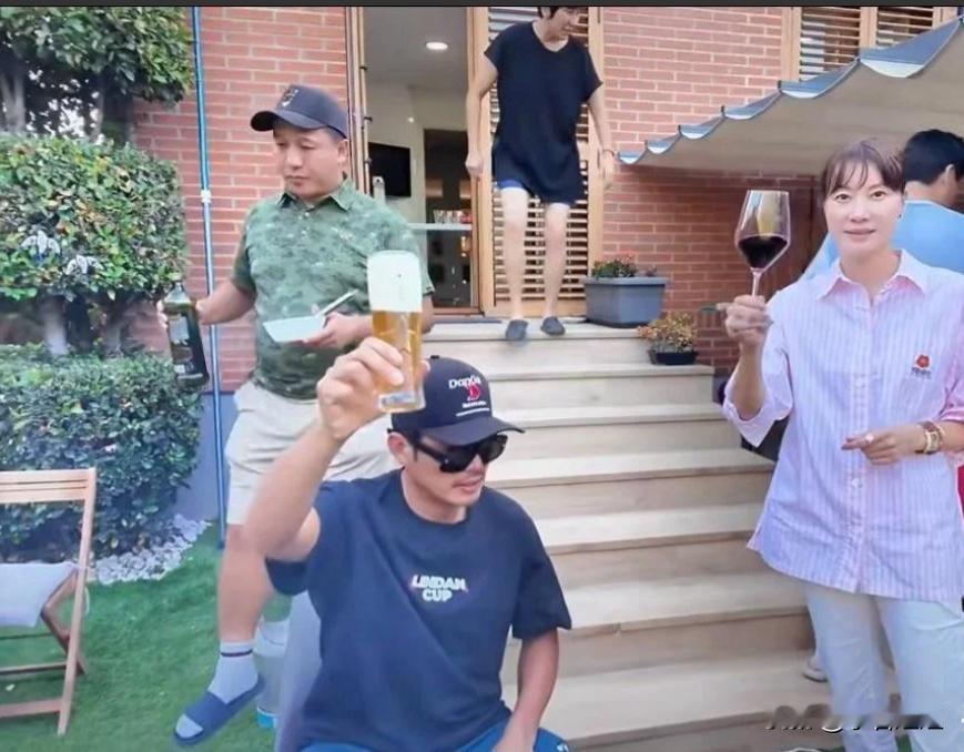 说实话，我以前并不喜欢林丹这个人，觉得他私德有亏，但看到谢杏芳在西班牙暴雨里