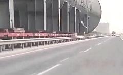 中国公路上令人咋舌的一幕，让网友们震惊！全世界只有在中国才能看到吧？这么个庞