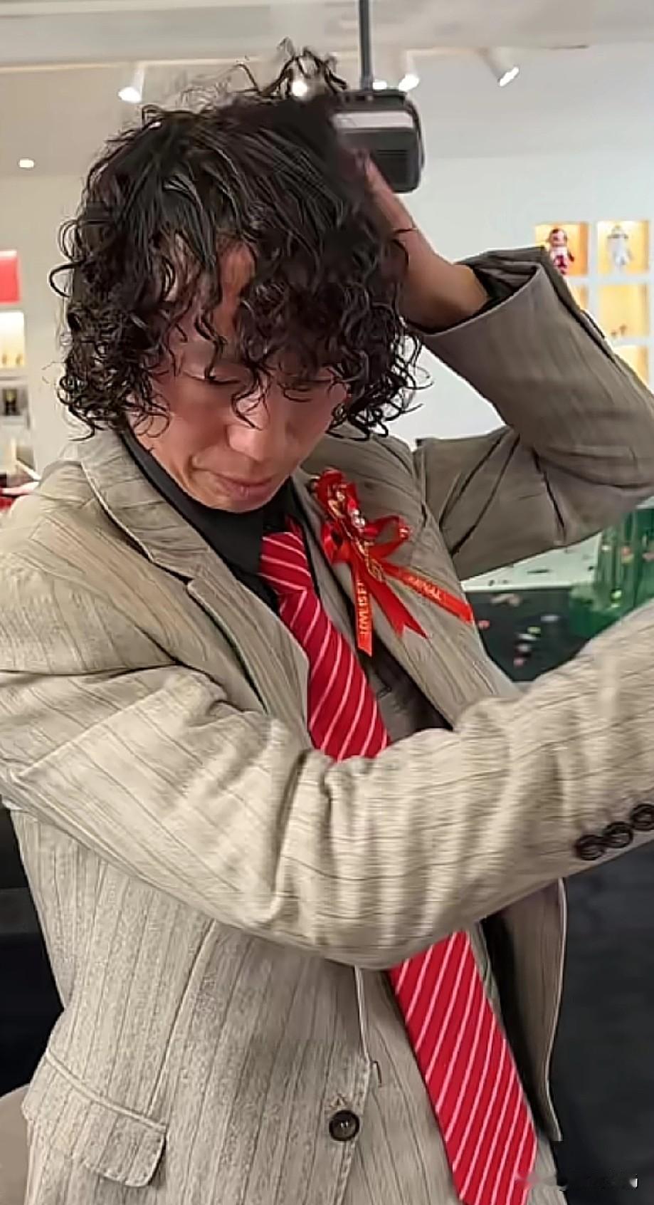 庞麦郎发型比他的歌曲《我的滑板鞋》还经典！走到哪里，他都是这个蓬松卷发造型。他对