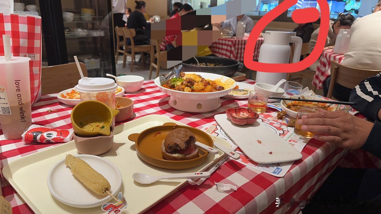 昨天带娃去西贝吃饭,邻桌的场景让我心里堵得慌。一家三口带着位阿姨,全程阿姨