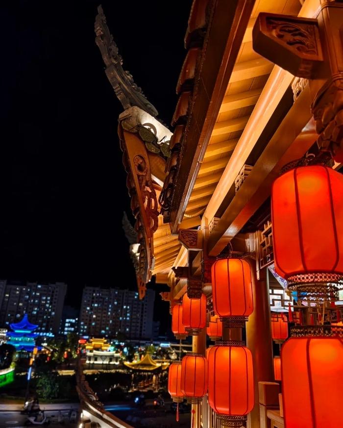 西江月·题摄影作品《五店市之夜》五店古街消夏，群星碧落增辉。
