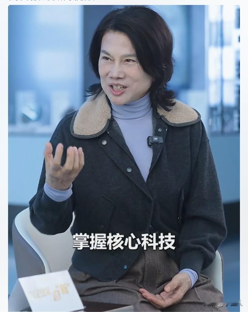 71岁的董明珠，我一开始也并不喜欢她，直到看到下面的这张图片，我才知道她有多