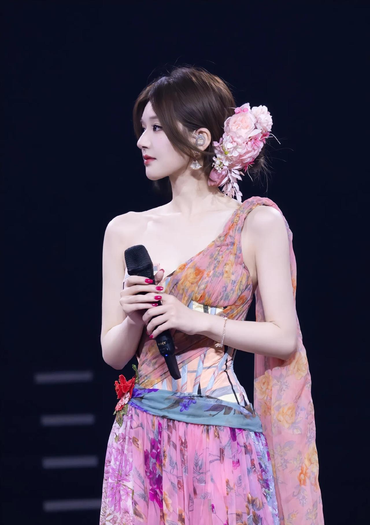一觉醒来，赵露思开演唱会了？为什么在泰国开演唱会？会有人去看吗？她人气很高