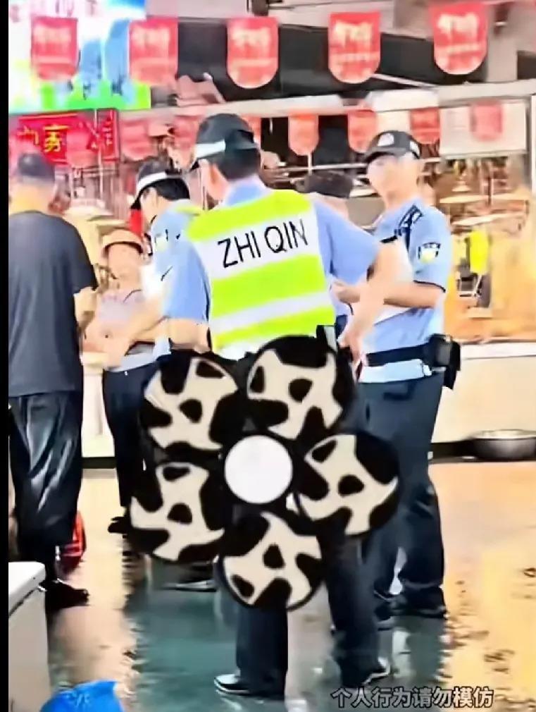 女子菜场挑梭子蟹被夹手，反手就拨了110，非要摊主当面道歉。警察来了都懵了，问摊