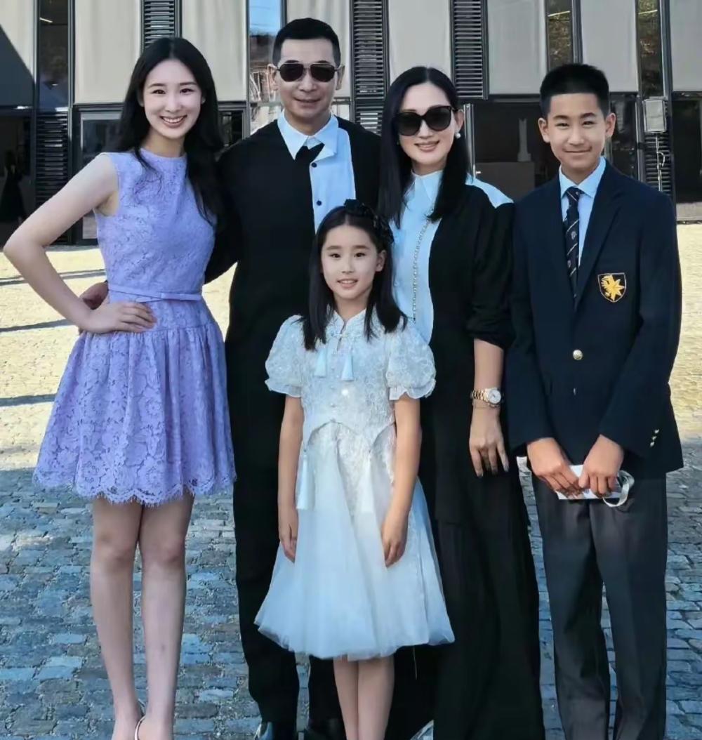 赵文卓和张丹露，现身瑞士，参加女儿高中毕业典礼。一家五口合影，太温馨。可以看得出