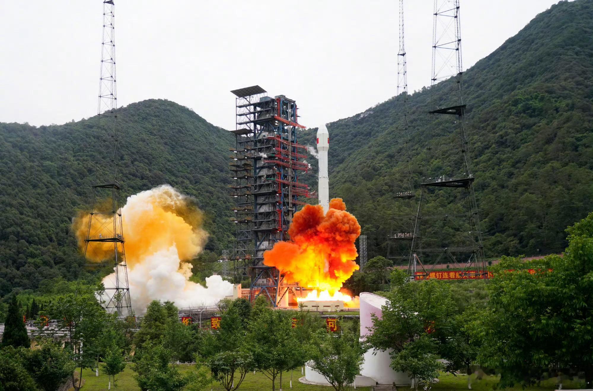 成功发射实践三十一号卫星永远可以相信中国航天！今天17时45分，西昌发射中心再