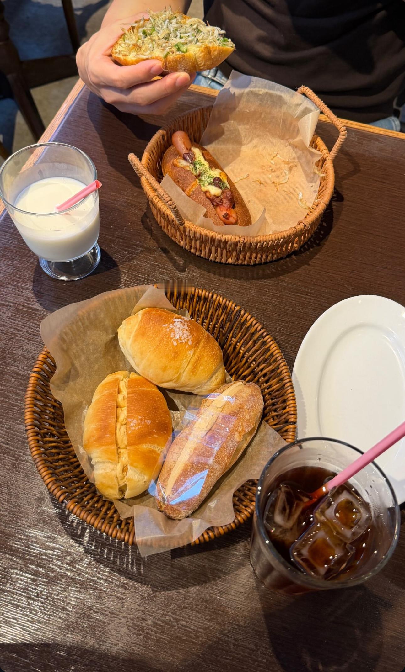 今天早餐吃了三个面包🥖🍞🥯✨​​​