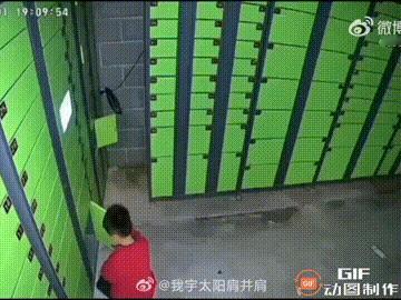 安徽一处小区内，一个男孩在快递柜周边玩耍，看见一个没关门的快递柜，于是就想钻进去