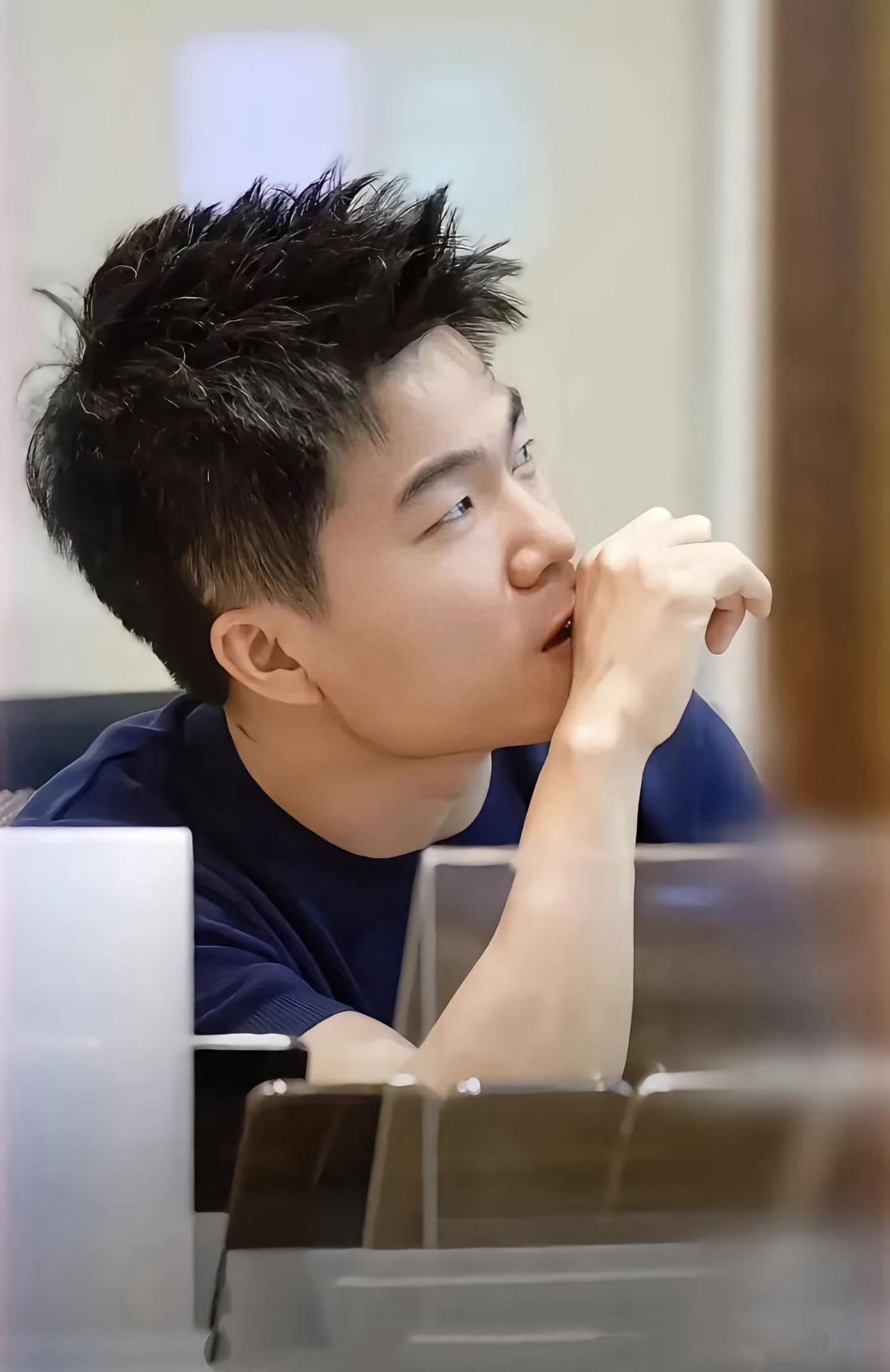 大家不要羡慕董宇辉了，普通人永远也成为不了他。原因很简单，不是因为他有才