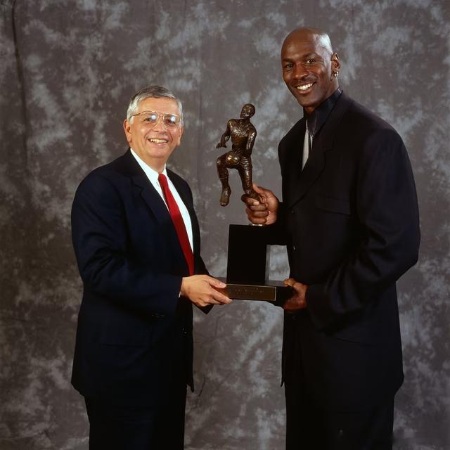 NBA历史上只有三人做到：一个赛季拿三个MVP1970年威利斯·里德（尼克斯