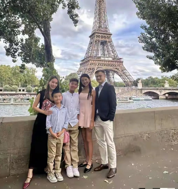 曾经的香港小姐冠军，三个孩子都这么大了，大女儿腿好长好漂亮！​​​