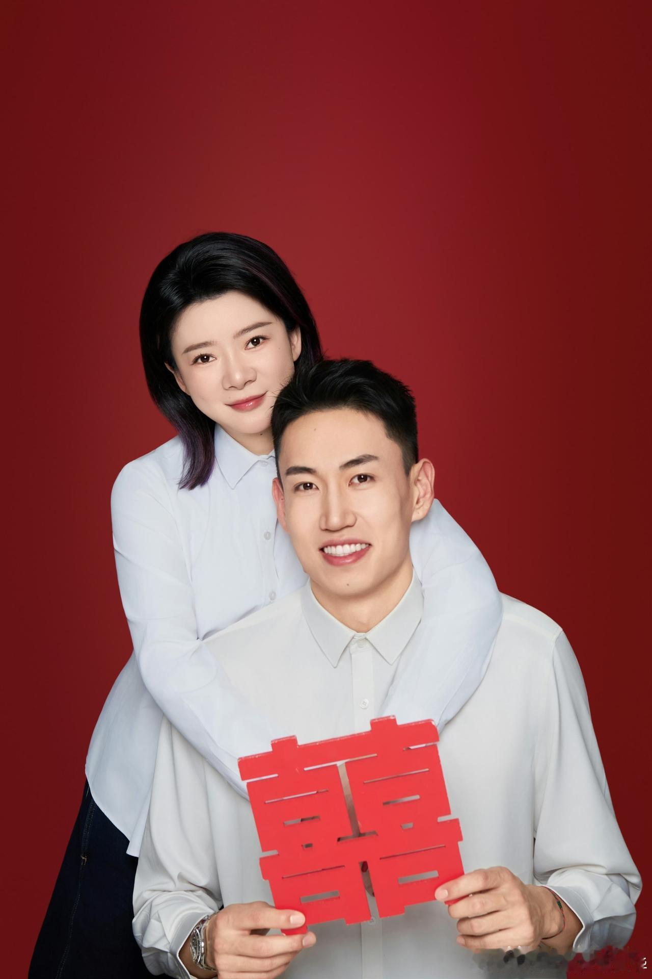 男排国手张冠华与女友在杭州滨江领证。可能是黄金涨价太狠的缘故，二人跟王昶、钱天一