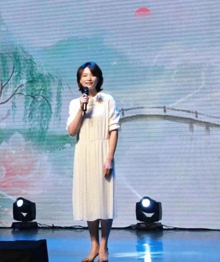 董卿，罕见为了儿子“重回”主持舞台！一张国泰民安脸配一抹素色长裙，端庄优雅不失亲