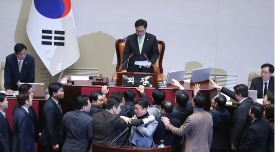 联合国大会现场鸦雀无声，朝鲜代表质问战败国凭什么入场？瞬间引爆全场。朝鲜代表在联