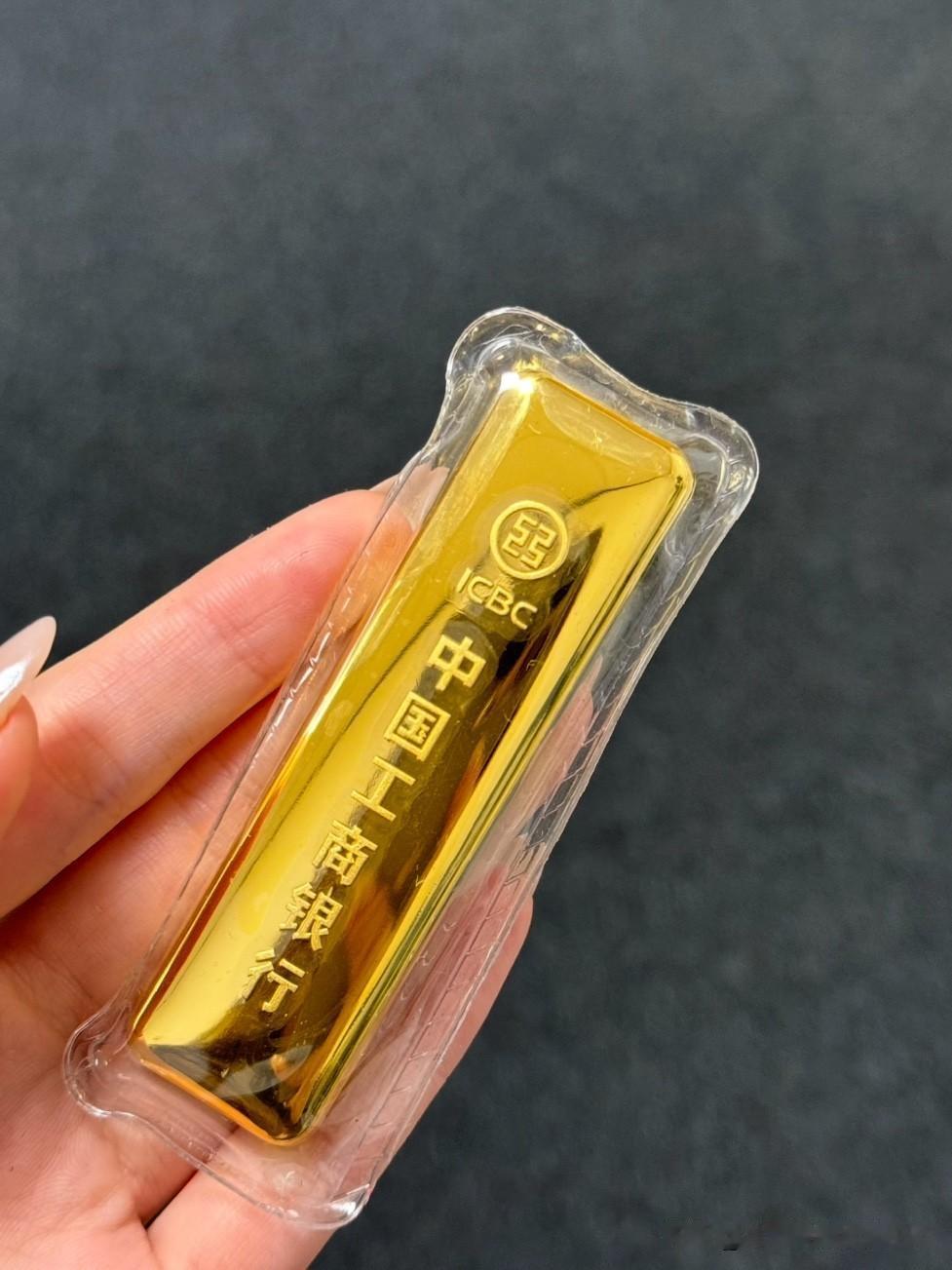 看得我心里一凛。不是嫉妒那四五千块钱，是那个动作——为什么她能在所有人都睡不着觉