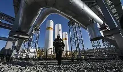 油价差别有内情。俄罗斯石油卖给中国80美元每桶，但卖给印度人的却是30美元，问题