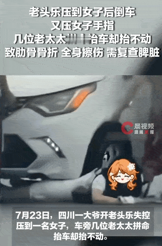 害人不浅！四川街头，一名女子悠闲走在人行道上安分赶路，全程没有招惹任何人，转眼就