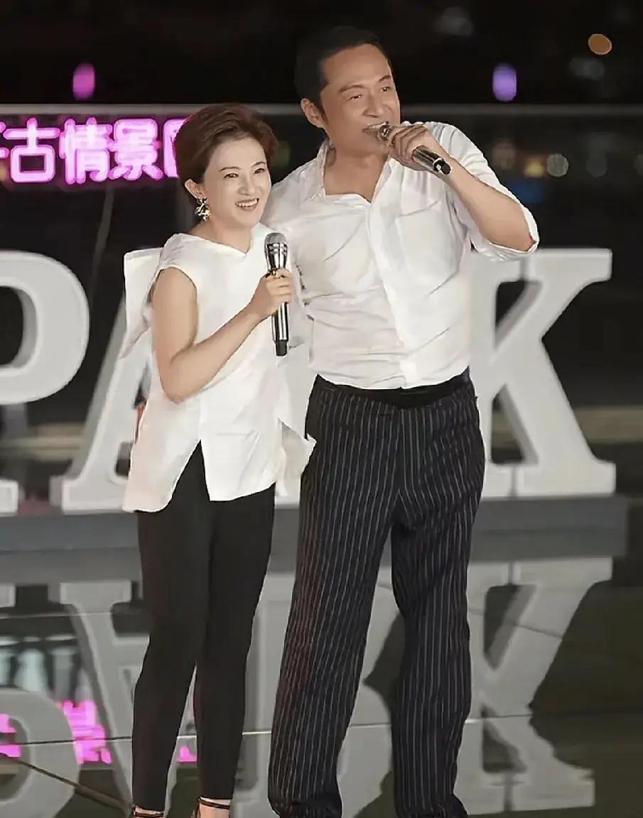 63岁马景涛和44岁金铭30年后重逢，这画面想哭！[比心]7月26日晚，上海千