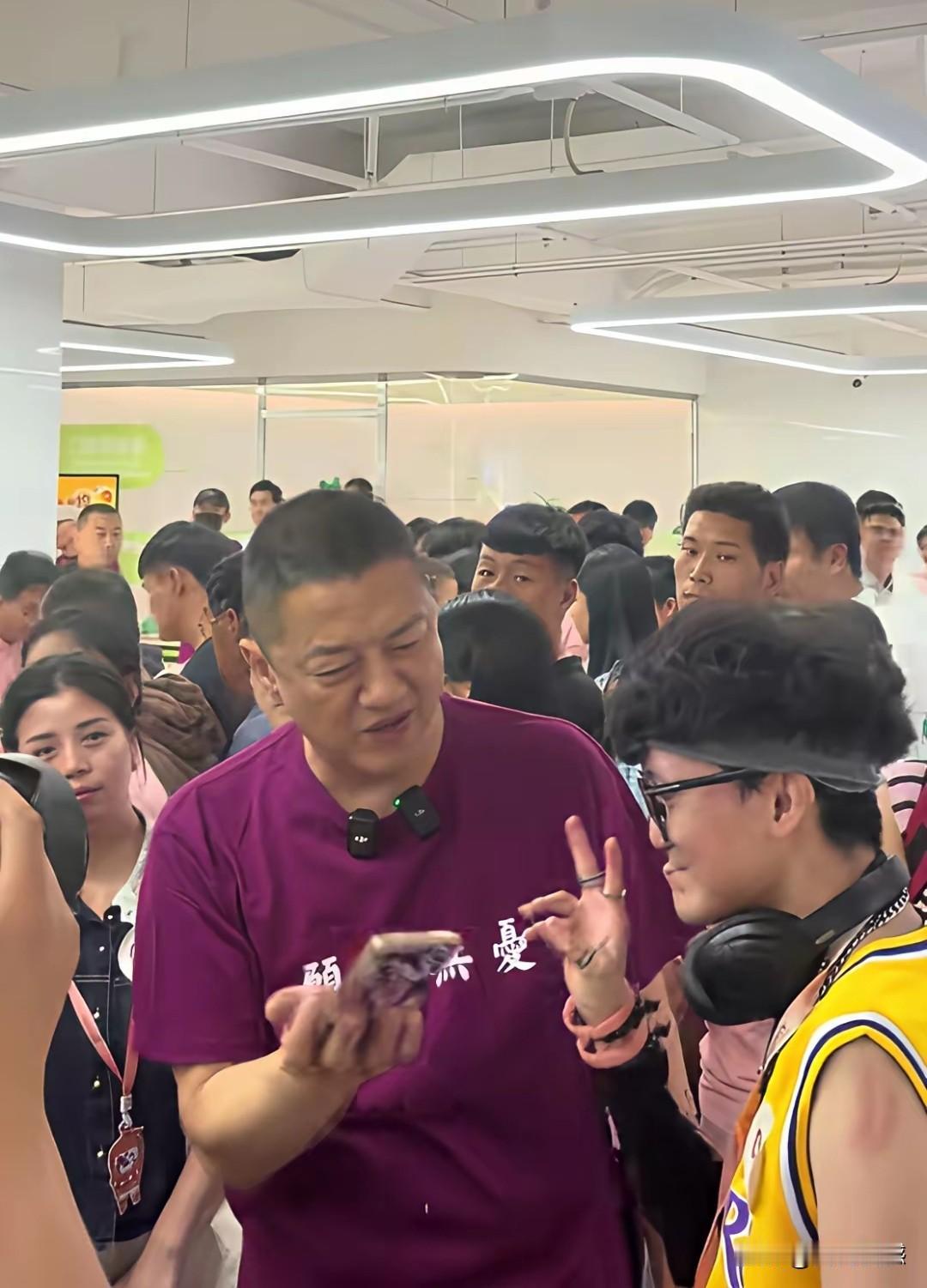 李亚鹏先生应邀和患者在一起合影，在拍照的过程中，他嘱咐对方关掉美颜，否则拍出的照