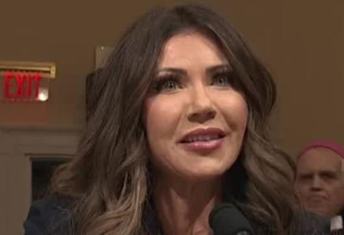 尴尬了！谁能想到一场本该严肃的国会听证，会能尴尬到让部长坐不住提前溜号，还被议员