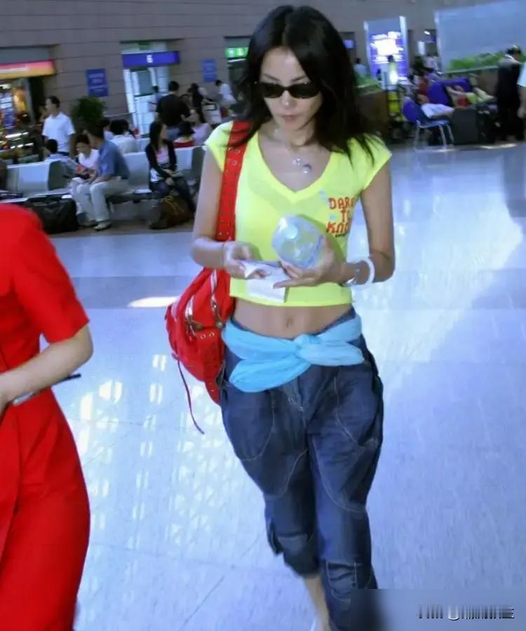 别以为王菲的女儿，就活得比你轻松。你只看到她在伦敦古着店，试了件90年代的皮