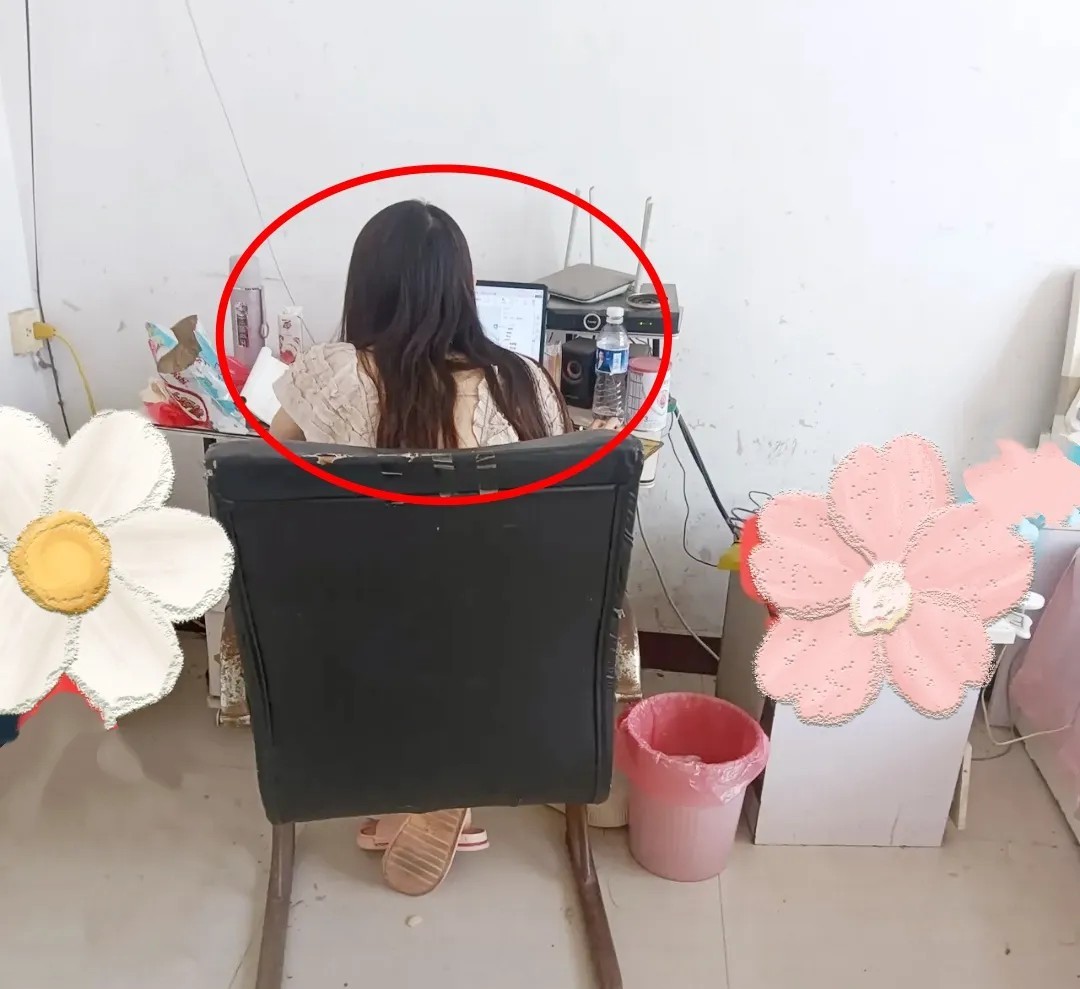 看着闺女天天趴在电脑前拼命投简历，我这心啊揪得生疼！你说985毕业的娃咋就找不着
