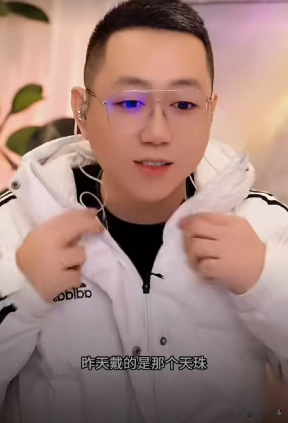 王小源穿羽绒服直播！王小源穿着羽绒服直播不走寻常路，向粉