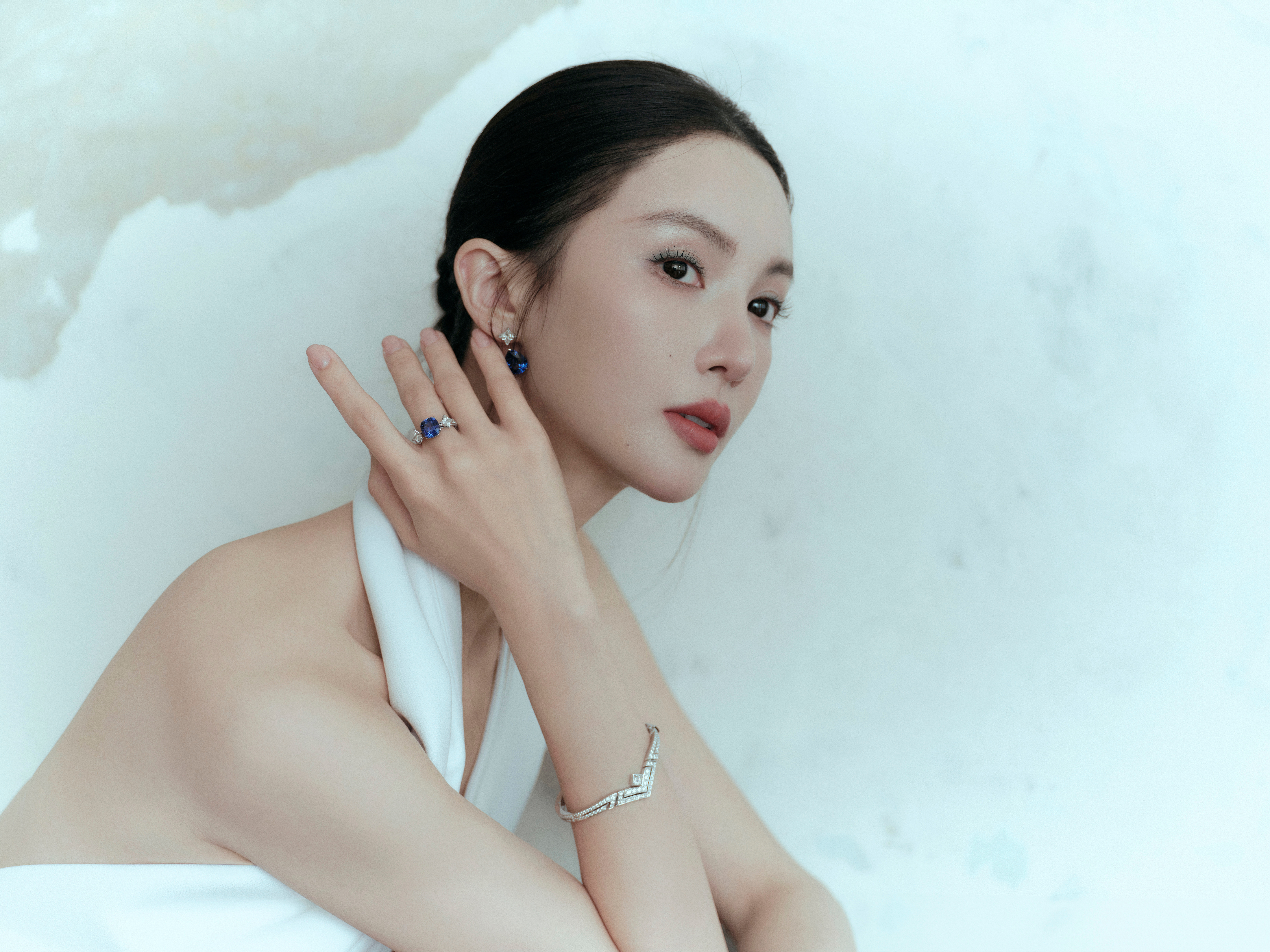 金晨利落盘发，垂坠领口，勾勒线条的韵律。将简约与精致揉合，每一次转身，都是优雅
