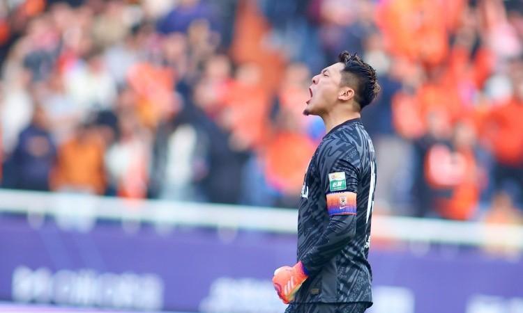 山东泰山应该出手了，及时安排年轻于金永上位，换掉主力门将老将王大雷。有一说一，