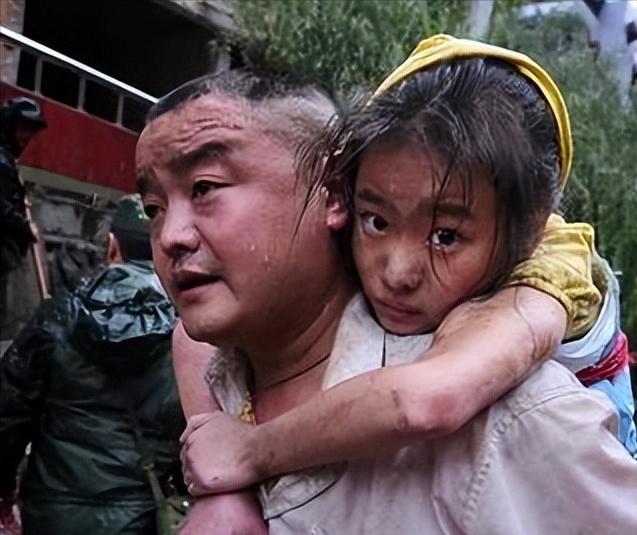 🌞2008年，汶川地震现场，救援人员刚要清理废墟，就被一个男人拦住：“不要