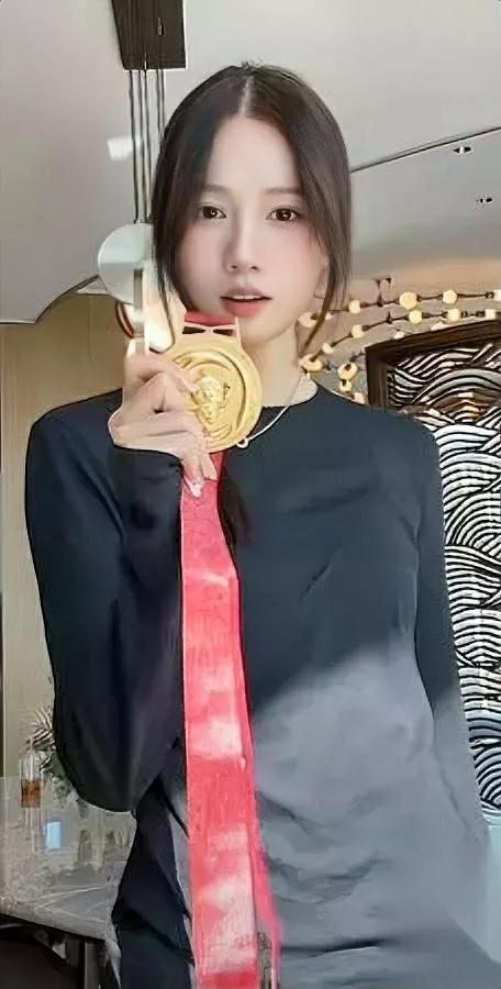 全运会冠军火了！邵雨琪是谁？这个175cm的姑娘，让全国记住了她的名字。本以为身