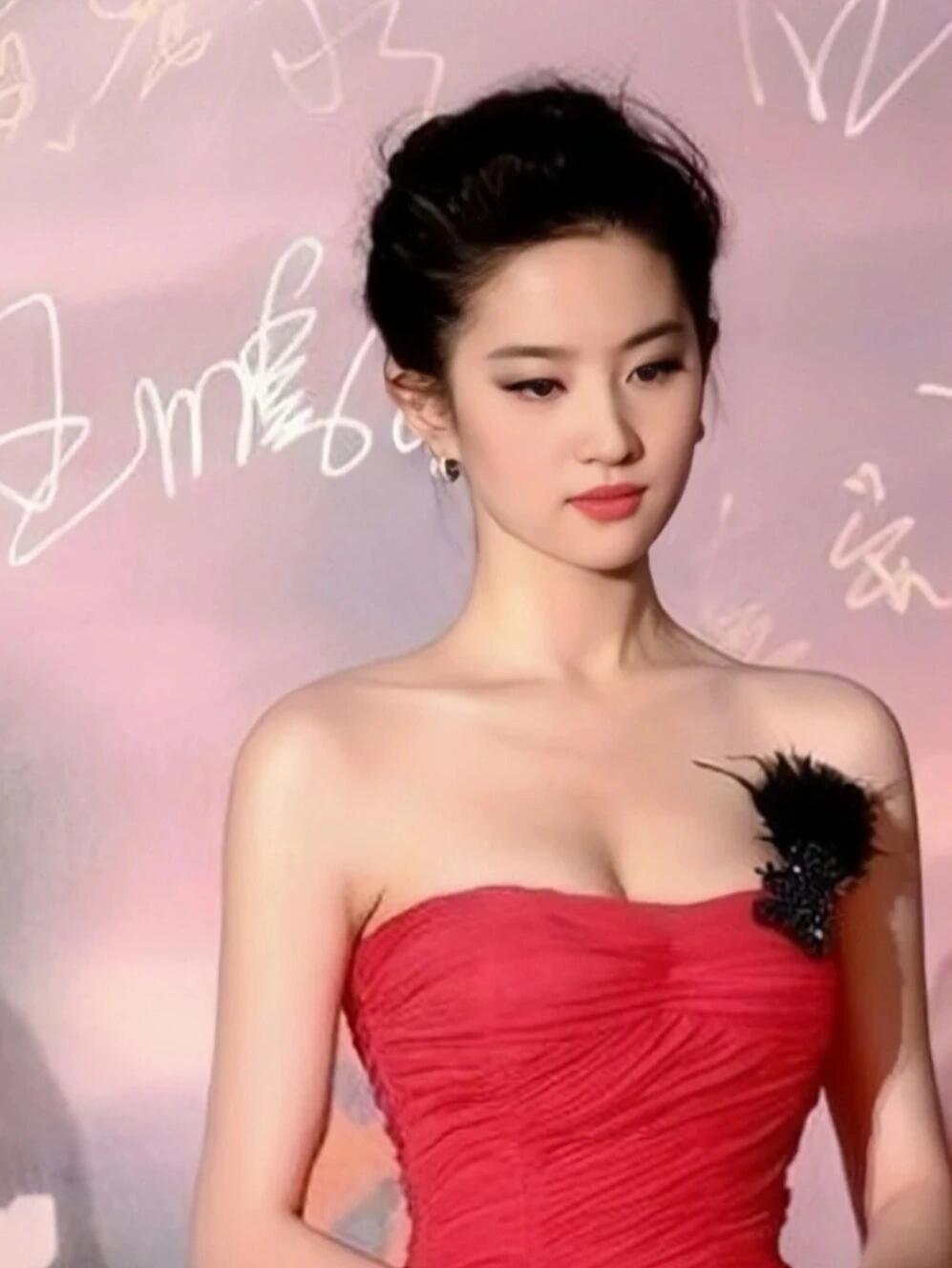 刘亦菲这组图突然让我理解了什么叫点到为止艳，不可方物的美。