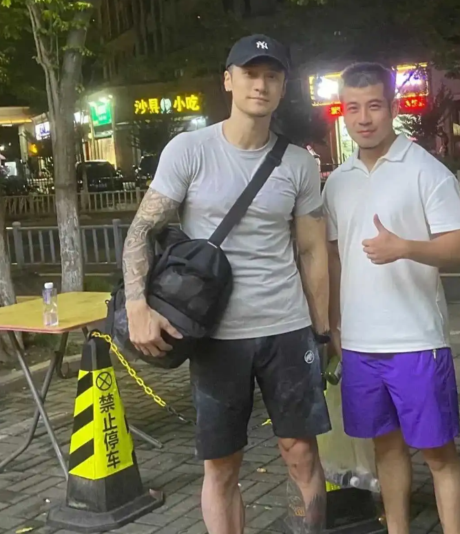不怪大叔抢着合照，真人确实很帅啊。