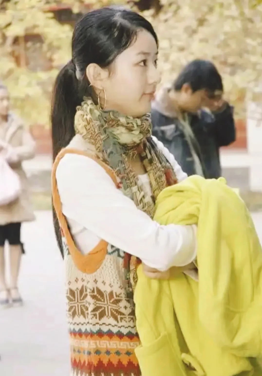 今天真的没想到，挖到一组超有年代感的图。2006年红楼梦海选现场，手持报名表的