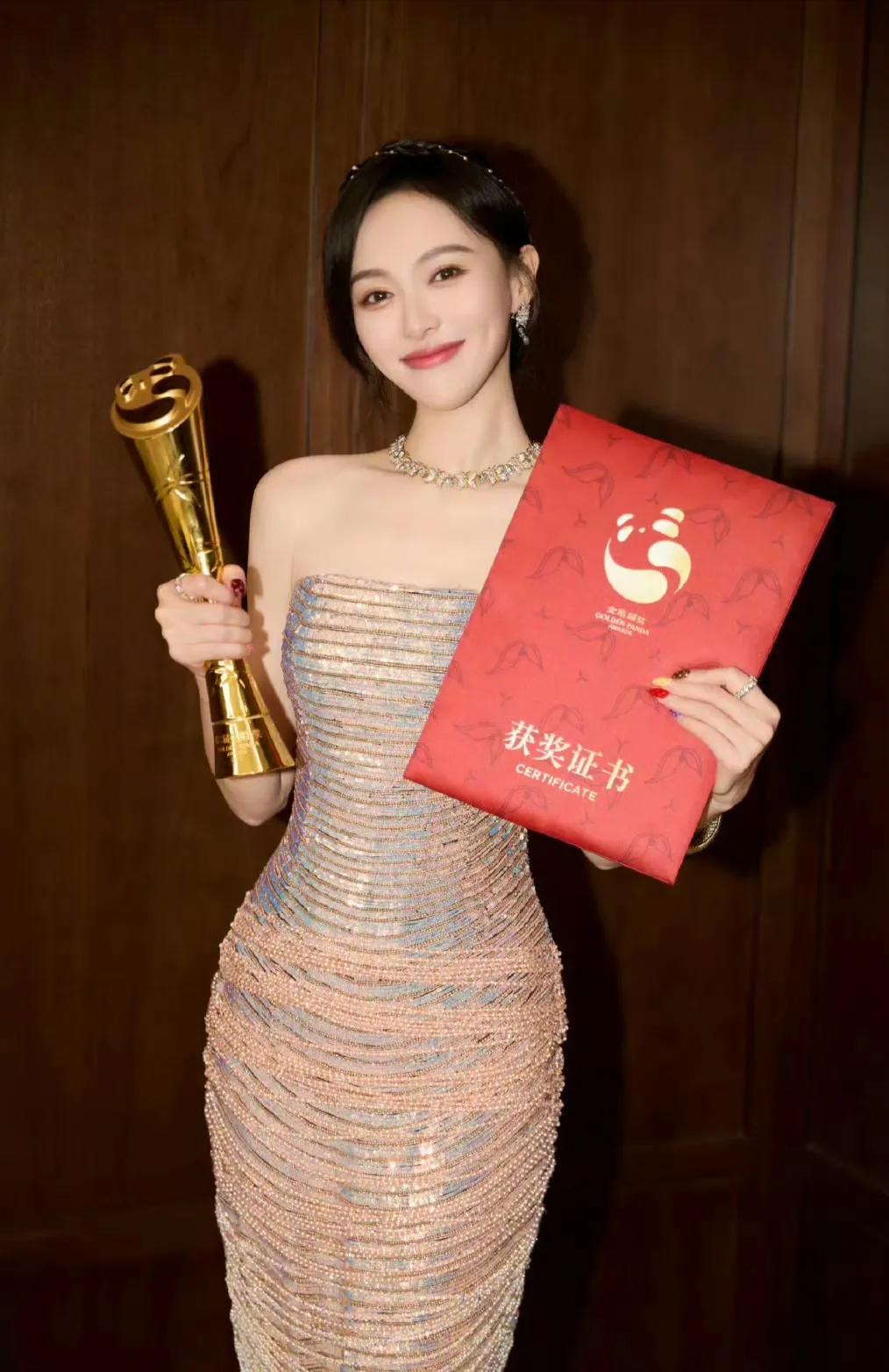 唐嫣领金熊猫奖比较局促，想过是领奖激动，也想过是获奖太突然有点紧张，万万