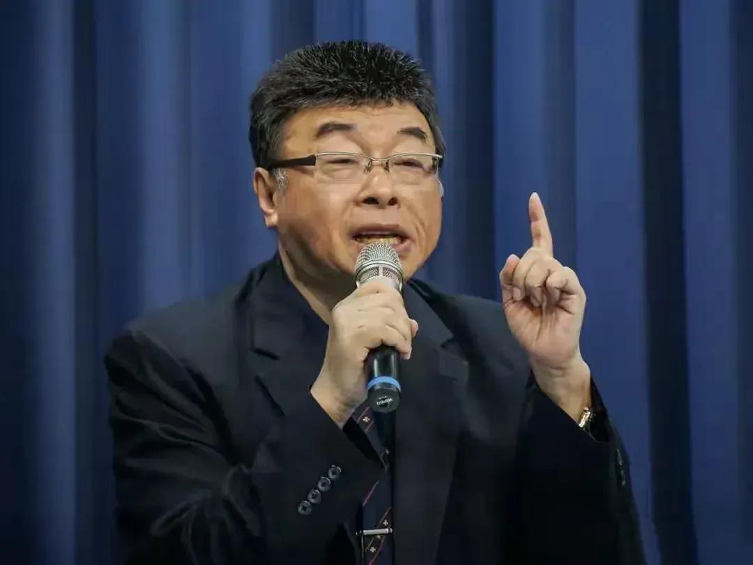 台湾名嘴邱毅爆料说，美国国防部副部长艾布里奇·柯尔比怂恿的高市早苗说：“站出来吧