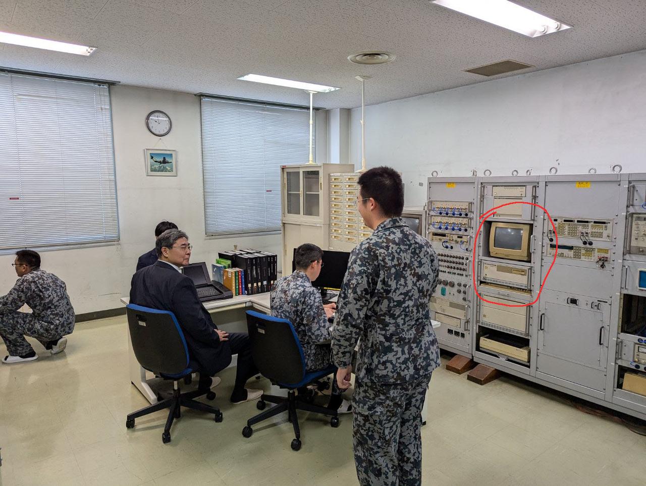 据说是日本航空自卫队的航空管制系统操作室！柜子上的那台大脑袋显示器算上古文物
